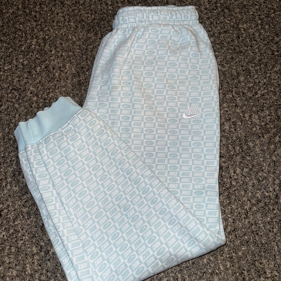 Men’s Nike Joggers - Picture 2 of 3